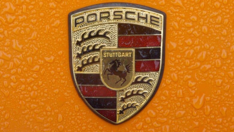 Porsche y Aston Martin suben sus precios en EU, sin esperanzas de un posible alivio arancelario