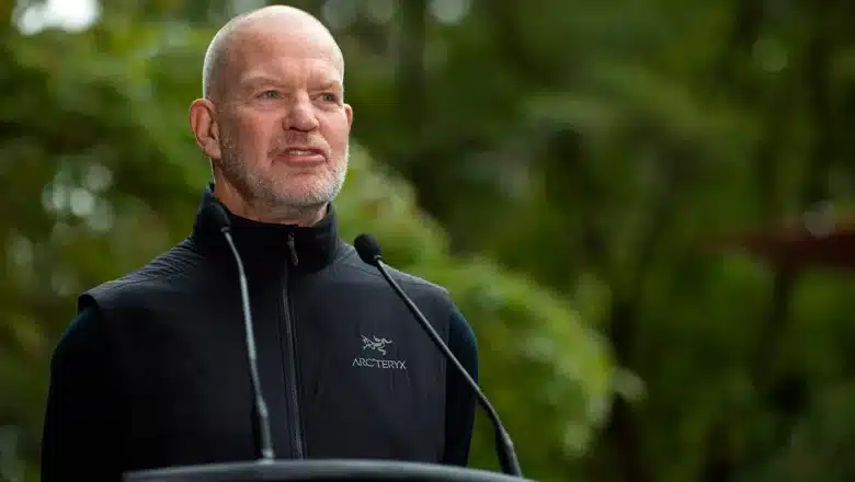 El multimillonario fundador de Lululemon destituyó a su director ejecutivo, pero su ‘batalla’ continúa