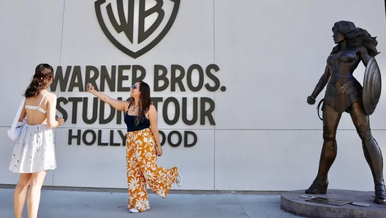 Fusión Paramount-Warner enfrenta riesgos de concentración y mayores precios para usuarios del streaming en México